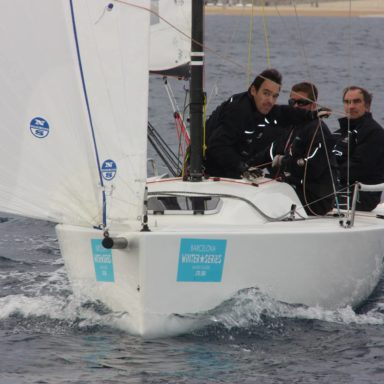 El equipo del Gunter navegando en la Winter Series en Barcelona en J70