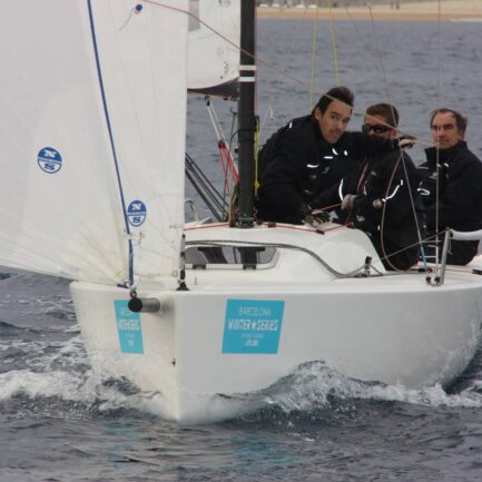 El equipo del Gunter navegando en la Winter Series en Barcelona en J70
