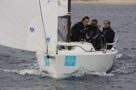 El equipo del Gunter navegando en la Winter Series en Barcelona en J70