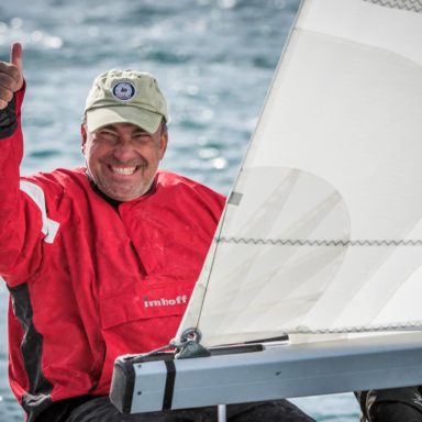 Javier sonriendo con el pulgar hacia arriba