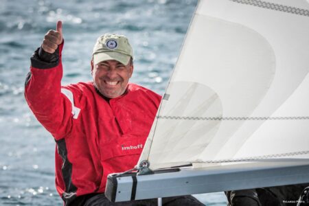 Javier sonriendo con el pulgar hacia arriba