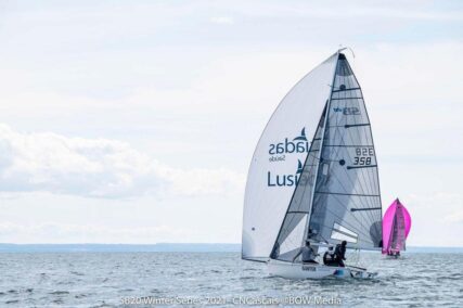 Nuno Barreto, Javier Scherk y Paulo Manso navegando con el Gunter en las SB20 Winter Series 2021_Gunter
