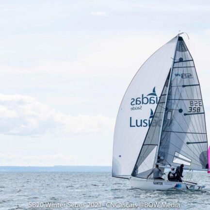 Nuno Barreto, Javier Scherk y Paulo Manso navegando con el Gunter en las SB20 Winter Series 2021_Gunter