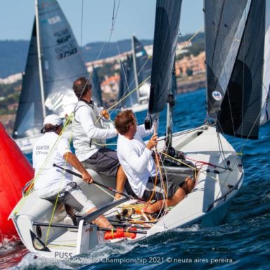 Equipo tripulación del Gunter desafiando las olas