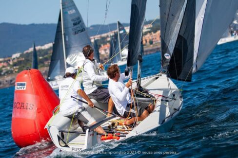 Equipo tripulación del Gunter desafiando las olas