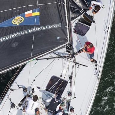 Equipo del Gunter navegando en el mar