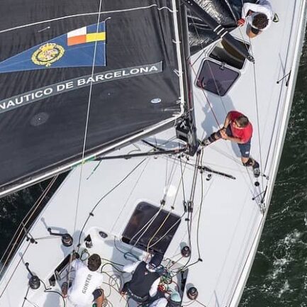 Equipo del Gunter navegando en el mar