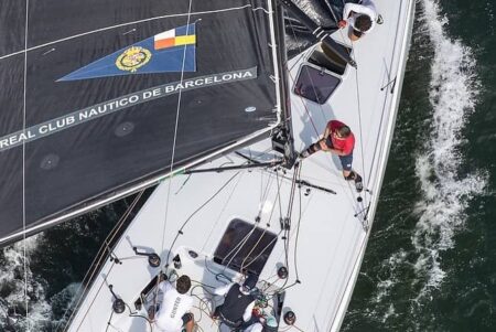 Equipo del Gunter navegando en el mar